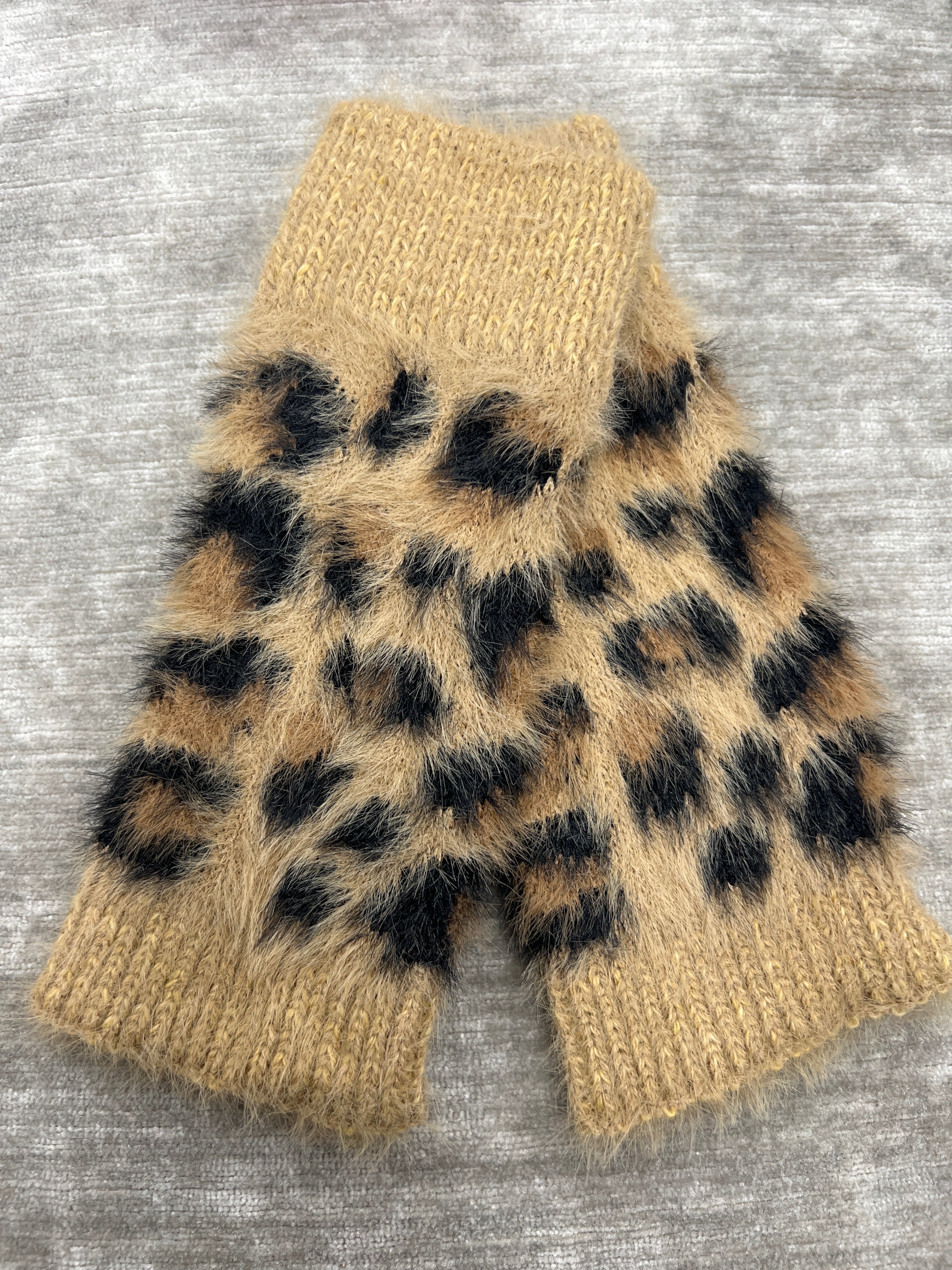 🐾 Leopard Luxe Fingerless Gloves