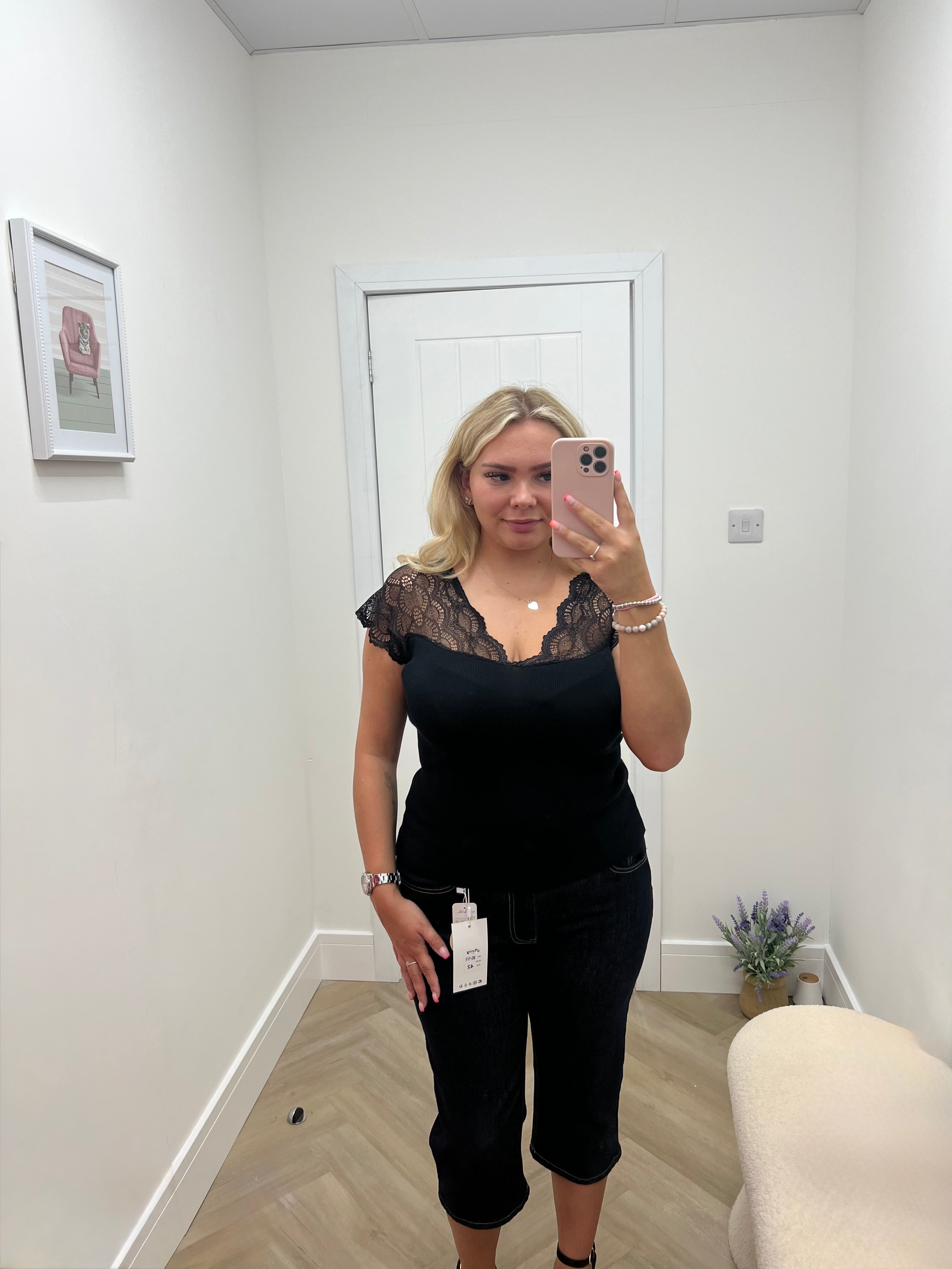 Lacy v neck top 🤍🤎