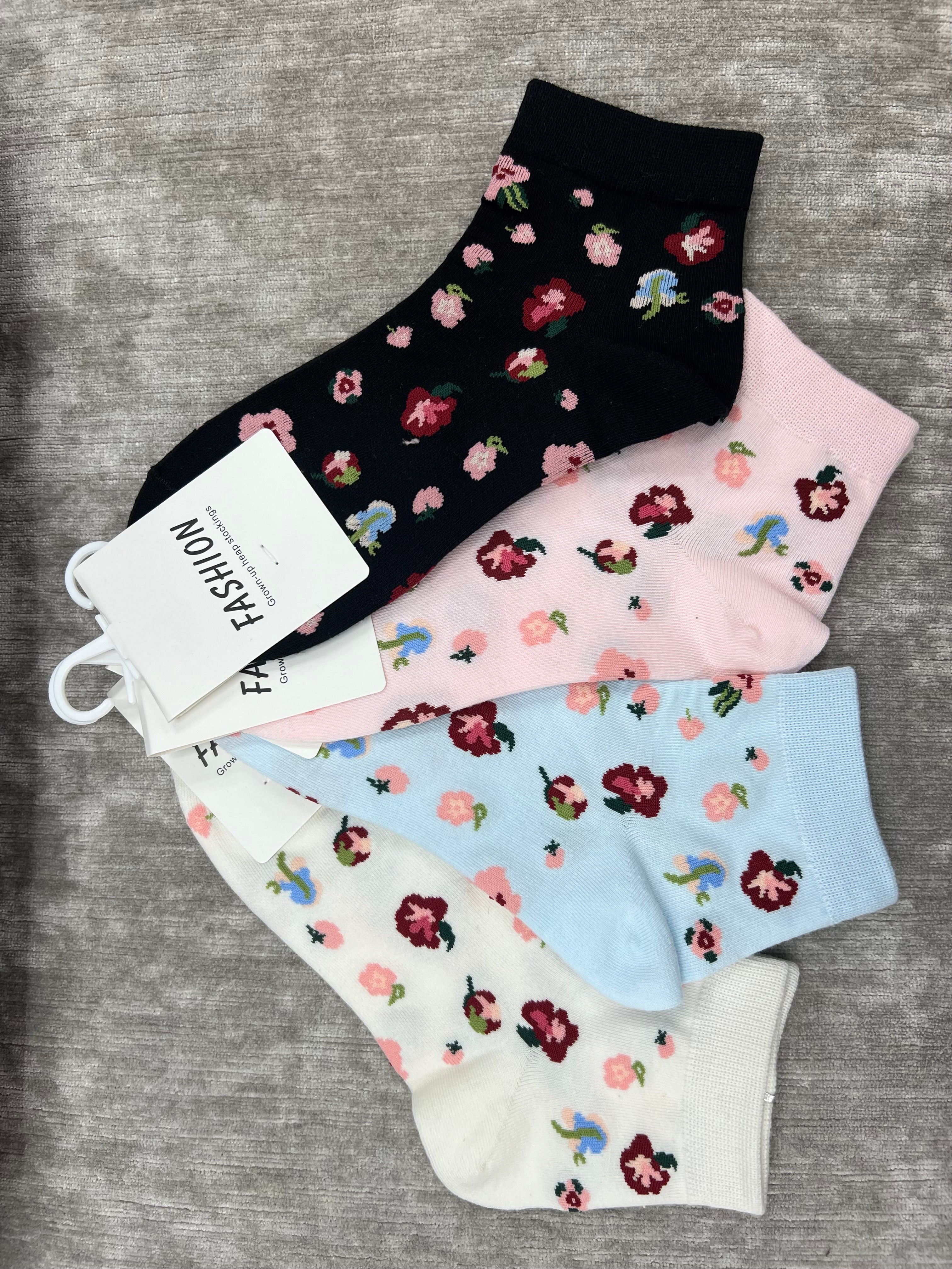 🌸 Floral Pattern Socks