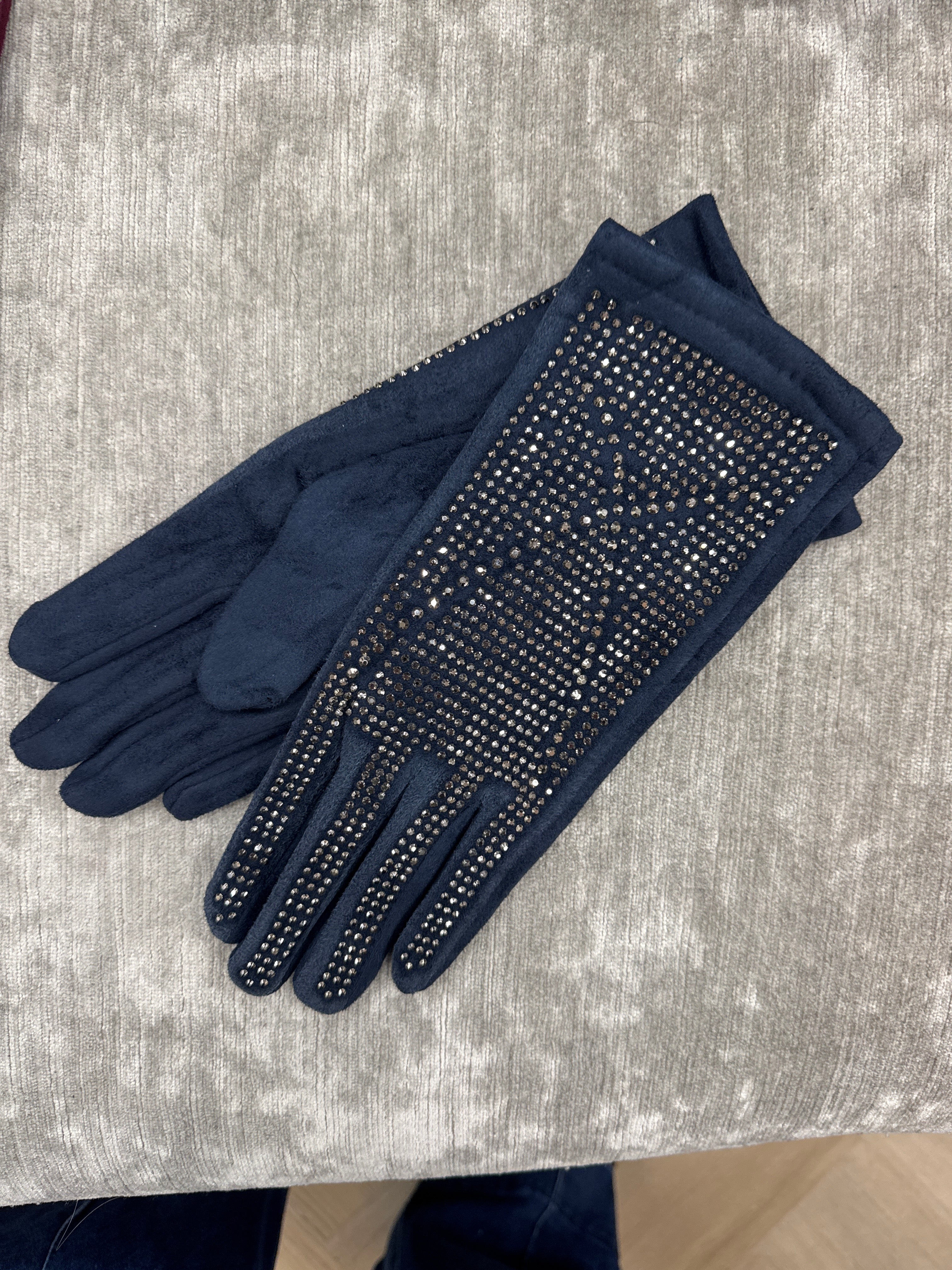 🧿 Pixel Stud Gloves