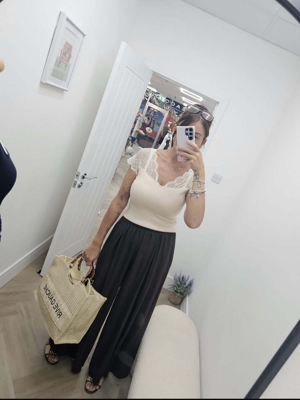 Lacy v neck top 🤍🤎