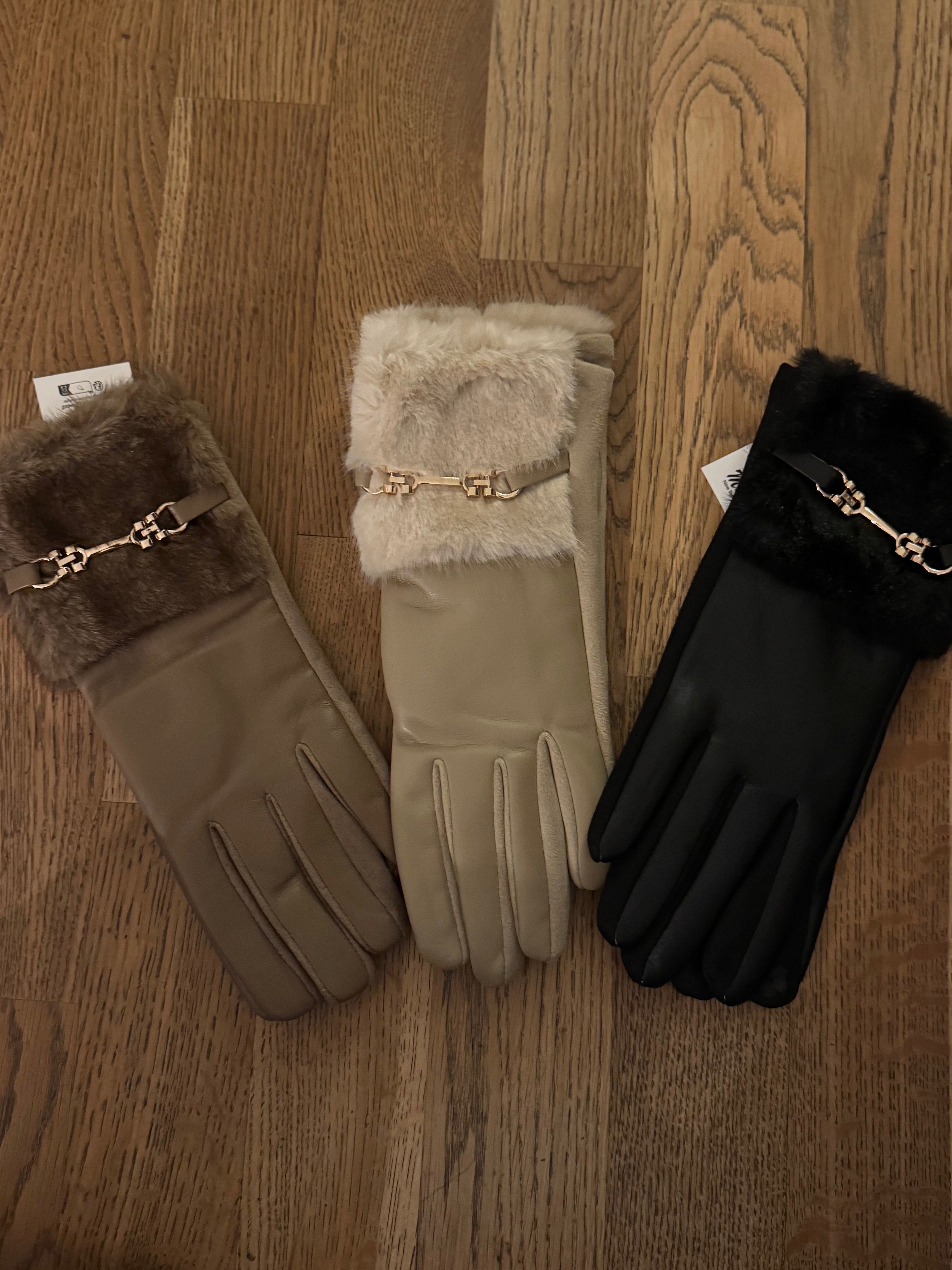 ✨ Chainlink Chic Faux Leather Gloves