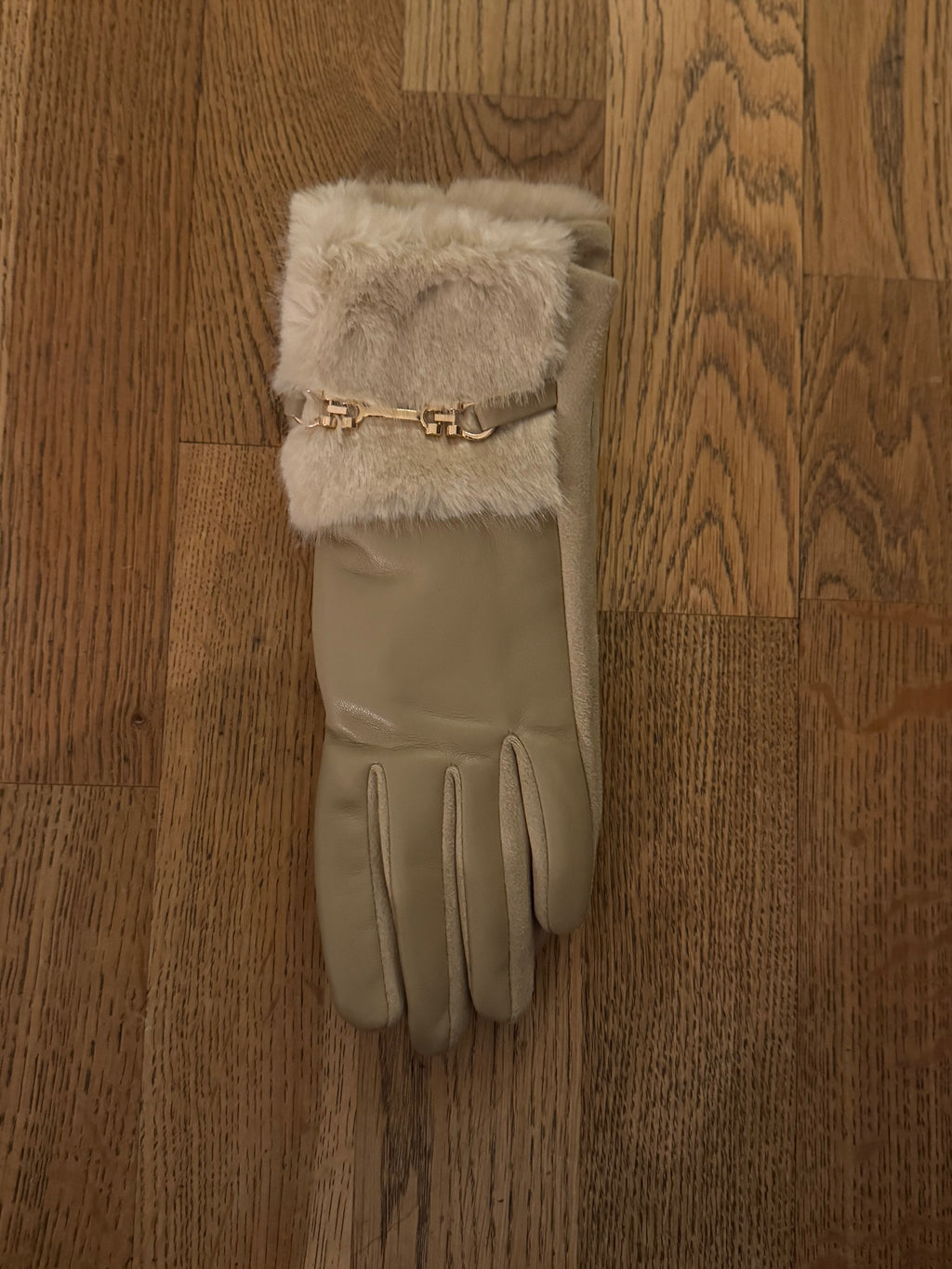 ✨ Chainlink Chic Faux Leather Gloves